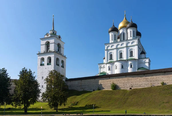 Vista panorámica del Kremlin de Pskov sobre el río Velikaya. Antigua fortaleza. La Catedral de la Trinidad en verano. Pskov. Rusia — Foto de Stock