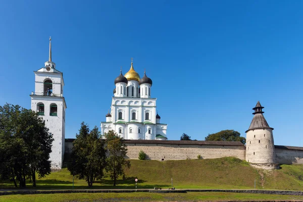 Vista panorámica del Kremlin de Pskov sobre el río Velikaya. Antigua fortaleza. La Catedral de la Trinidad en verano. Pskov. Rusia — Foto de Stock