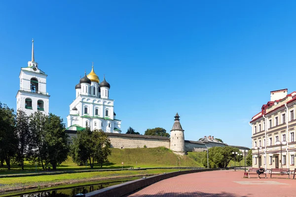 Vista panorámica del Kremlin de Pskov sobre el río Velikaya. Antigua fortaleza. La Catedral de la Trinidad en verano. Pskov. Rusia — Foto de Stock