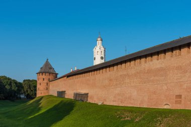 Kule ve duvarlar Novgorod Kremlin'in Veliky Novgorod, Rusya.