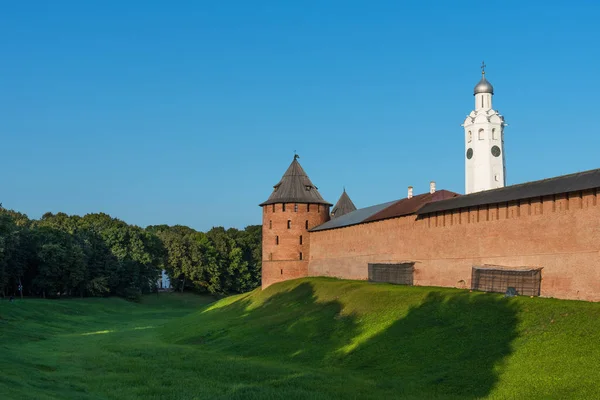 Wieżę i mury Kremla Nowogród w Veliky Novgorod, Federacja Rosyjska. — Zdjęcie stockowe