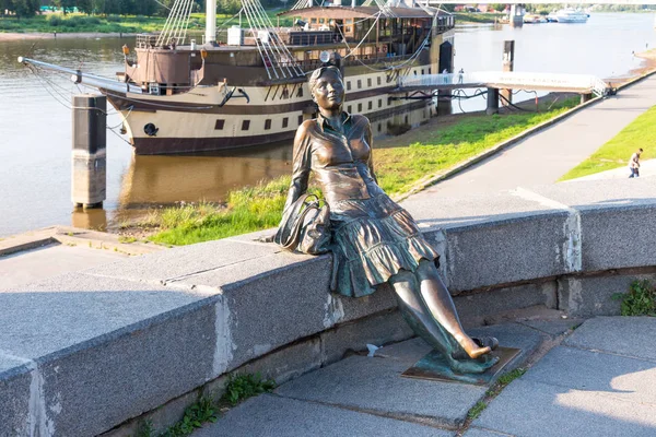 Novgorod, Federacja Rosyjska - 31 Sierpień 2018: Rzeźba zmęczony turysta dziewczyna na tle rzeki. Dziewczyna turystyczny pomnik. — Zdjęcie stockowe