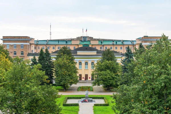 Панорамный вид на областное правительство в Великом Новгороде и памятник Леониду Голикову . — стоковое фото