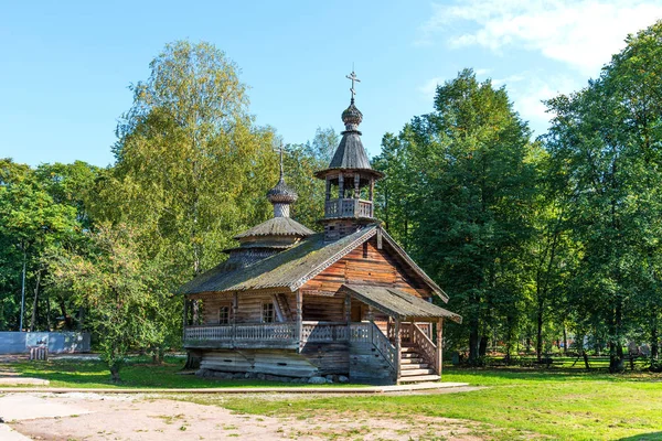 Novgorod, Russie - 31 août 2018 : Vitoslavlitsy Museum of Wooden Architecture. Typique vieille maison russe . — Photo