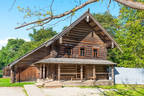 Νόβγκοροντ, Ρωσία - 31 Αυγούστου 2018: Vitoslavlitsy Μουσείο ξύλινα αρχιτεκτονικής. Τυπική ρωσικό παλιό σπίτι. — Φωτογραφία Αρχείου