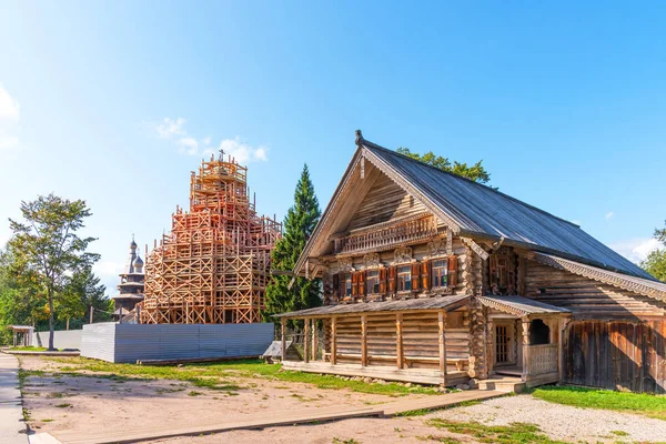 Novgorod, Rusia - 31 de agosto de 2018: Vitoslavlitsy Museum of Wooden Architecture. Típica casa antigua rusa . —  Fotos de Stock