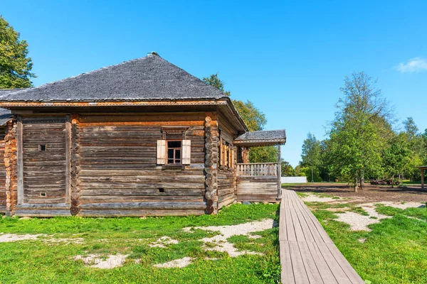 Νόβγκοροντ, Ρωσία - 31 Αυγούστου 2018: Vitoslavlitsy Μουσείο ξύλινα αρχιτεκτονικής. Τυπική ρωσικό παλιό σπίτι. — Φωτογραφία Αρχείου