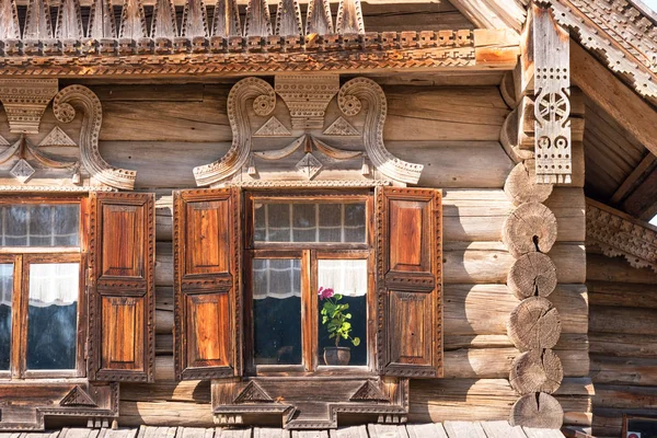 Όμορφη παλιά παράθυρα με σκαλιστά πλαίσια στα ρωσικά χωριά. — Φωτογραφία Αρχείου