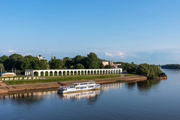 Veliky Novgorod, Rússia - 31 de agosto de 2018: Vista panorâmica da corte de Jaroslau no verão. Arcade Gostiny Dvor, Embankment e navios com turistas . — Fotografia de Stock
