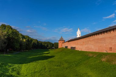 Panoramik Novgorod Kremlin duvarı ve kule Veliky Novgorod, Rusya güneşli gün yaz.
