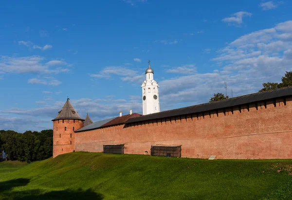 Panoramik Novgorod Kremlin duvarı ve kule Veliky Novgorod, Rusya güneşli gün yaz.