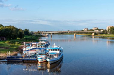 Veliky Novgorod, Rusya Federasyonu - 31 Ağustos 2018: Volkhov nehir ve cruise gemi turistlerle.