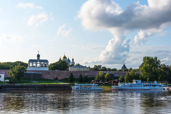 Νόβγκοροντ, Ρωσία - 31 Αυγούστου 2018: Πανοραμική θέα του Κρεμλίνου, ο Καθεδρικός Ναός της Αγίας Σοφίας, το καμπαναριό του Καθεδρικός Ναός Αγίας Σοφίας, Νίζνι Νόβγκοροντ, Ρωσία. — Φωτογραφία Αρχείου