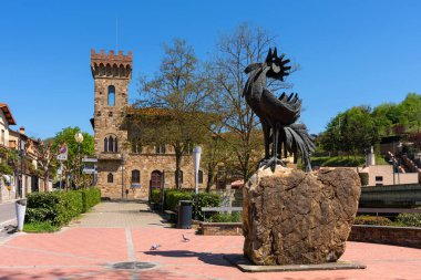 Greve in Chianti, İtalya - 21 Nisan 2018: siyah horoz heykeli, Chianti, Toskana, İtalya sembolü.
