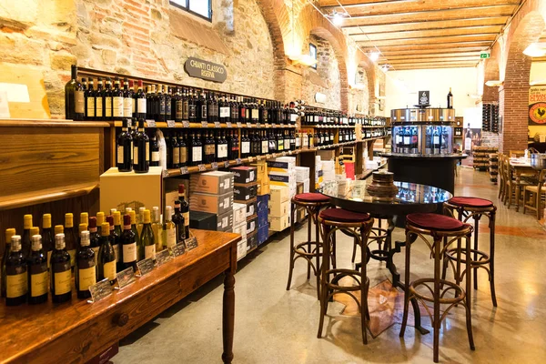 Greve in Chianti, Itália - 21 de abril de 2018: Enoteca Falorni, a maior enoteca da Toscana localizada no centro histórico de Greve in Chianti, Itália — Fotografia de Stock