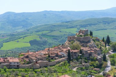 Castiglione d 'Orcia 'nın muhteşem panoramik manzarası. İtalya