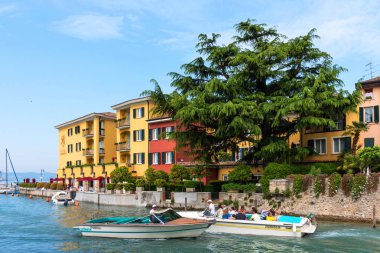 Sirmione, Italya-29 Nisan 2018: otel Sirmione ve Garda Gölü üzerinde turistler ile tekneler, Sirmione, Italya.