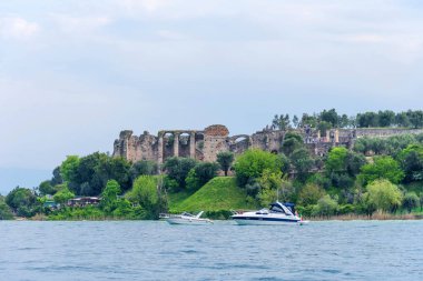 Sirmione, Italya-29 Nisan 2018: Garda Gölü 'nden Grotte di Catullo 'nun muhteşem panoramik manzarası.
