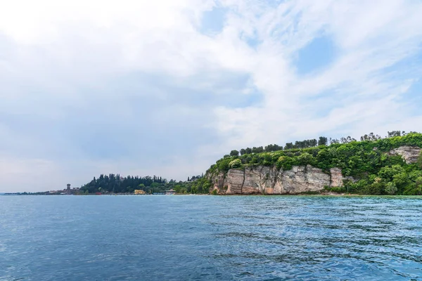 Sirmione, Italien-April 29, 2018: Amazing panorama utsikt över Grotte di Catullo från Gardasjön. — Stockfoto