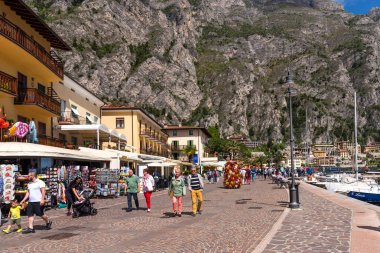 Limone sul Garda, Italya-30 Nisan 2018:, Garda Gölü, Italya, Limone sul Garda pitoresk görünümü.