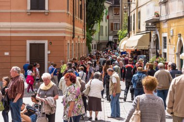 Limone sul Garda, Italya-30 Nisan 2018:, Garda Gölü, Italya, Limone sul Garda pitoresk görünümü.