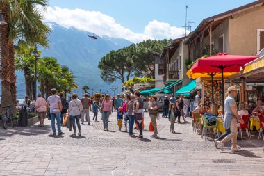 Limone sul Garda, Italya-30 Nisan 2018:, Garda Gölü, Italya, Limone sul Garda pitoresk görünümü.