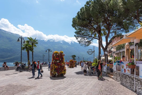 Limone sul Garda, Italya-30 Nisan 2018:, Garda Gölü, Italya, Limone sul Garda pitoresk görünümü.
