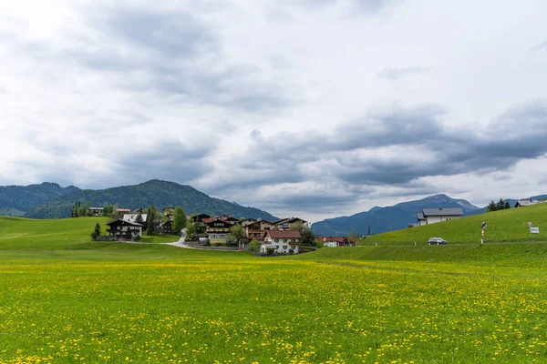 Amazing panoramisch uitzicht op Abtenau, klein dorpje in de bergen in Oostenrijk. — Stockfoto