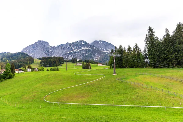Csodálatos panoráma Abtenau, kis falu a hegyekben Ausztriában. — Stock Fotó