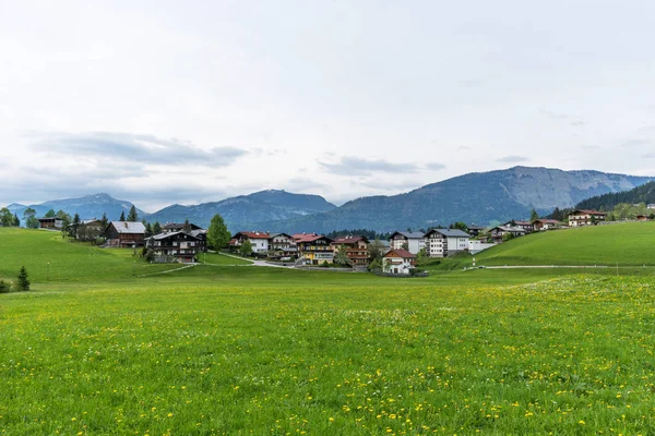 Úžasný panoramatický výhled na Abtenau, malá vesnička v horách v Rakousku. — Stock fotografie