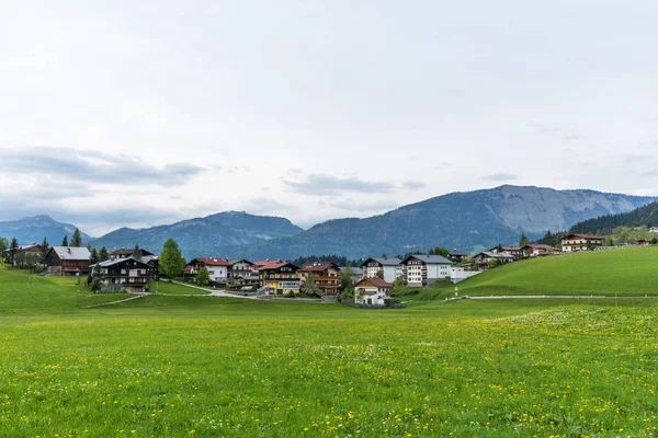 Εκπληκτική πανοραμική θέα του Abtenau, μικρό χωριό στα βουνά στην Αυστρία. — Φωτογραφία Αρχείου
