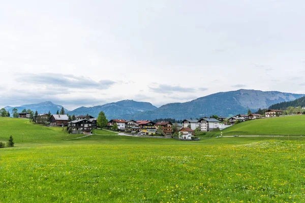 Εκπληκτική πανοραμική θέα του Abtenau, μικρό χωριό στα βουνά στην Αυστρία. — Φωτογραφία Αρχείου