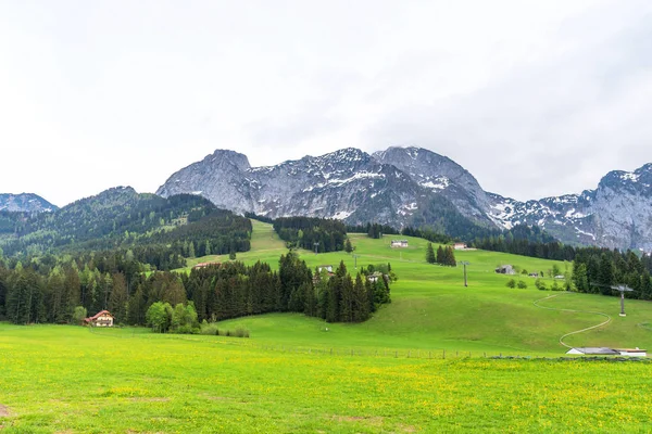 Amazing panoramisch uitzicht op Abtenau, klein dorpje in de bergen in Oostenrijk. — Stockfoto