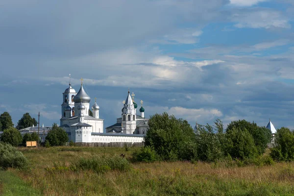 Amazing panoramisch uitzicht op Nikitsky klooster, Pereslavl-Zalesski, Rusland. De gouden ring van Rusland — Stockfoto