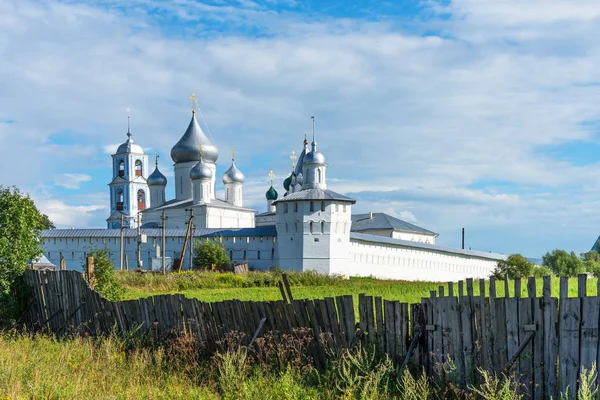 Niesamowity panoramiczny widok na klasztor Nikitsky, Pereslavl-Zalessky, Rosja. Złoty pierścień Rosji — Zdjęcie stockowe