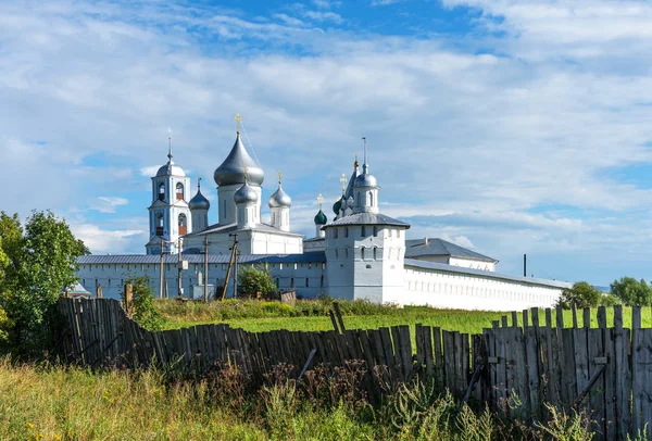 Niesamowity panoramiczny widok na klasztor Nikitsky, Pereslavl-Zalessky, Rosja. Złoty pierścień Rosji — Zdjęcie stockowe