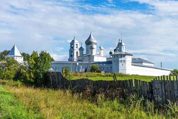 Niesamowity panoramiczny widok na klasztor Nikitsky, Pereslavl-Zalessky, Rosja. Złoty pierścień Rosji — Zdjęcie stockowe