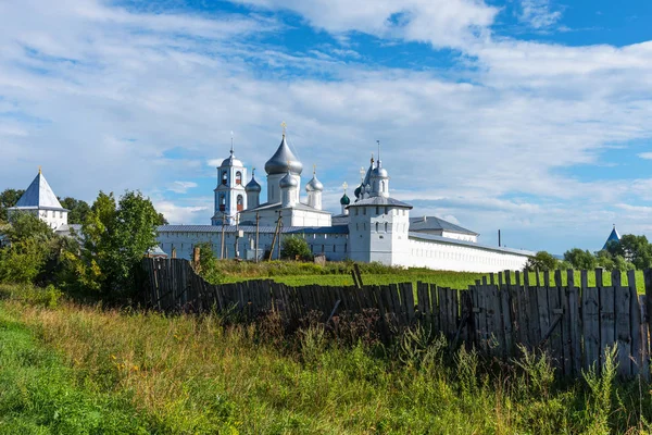 Niesamowity panoramiczny widok na klasztor Nikitsky, Pereslavl-Zalessky, Rosja. Złoty pierścień Rosji — Zdjęcie stockowe