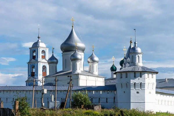 Удивительный панорамный вид на Никитский монастырь, Переславль-Залесский, Россия. Золотое кольцо России — стоковое фото