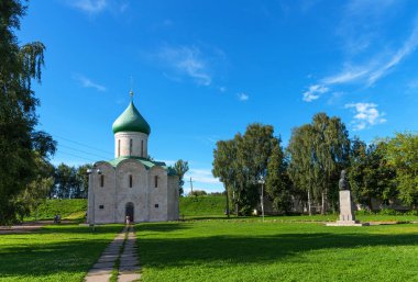 Pereslavl-Zalessky, Rusya-5 Ağustos 2018: Spaso-Preobrazhensky Katedrali, Pereslavl-Zalessky, Rusya. Alexander Nevsky Anıtı. Rusya 'nın altın halkası.