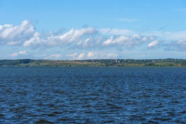 Pleshcheyevo Gölü'nün yaz manzarası, güneşli yaz günü. Mavi gökyüzü. Pereslavl-Zalessky, Yaroslavl region, Rusya Federasyonu.
