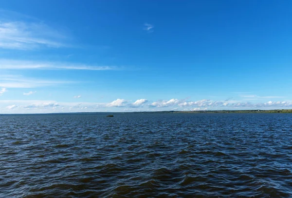 Pleshcheyevo Gölü'nün yaz manzarası, güneşli yaz günü. Mavi gökyüzü. Pereslavl-Zalessky, Yaroslavl region, Rusya Federasyonu.