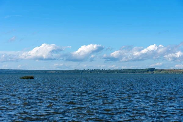 Vista de verano del lago Pleshcheyevo, día soleado de verano. Cielo azul. Pereslavl-Zalessky, región de Yaroslavl, Rusia . —  Fotos de Stock