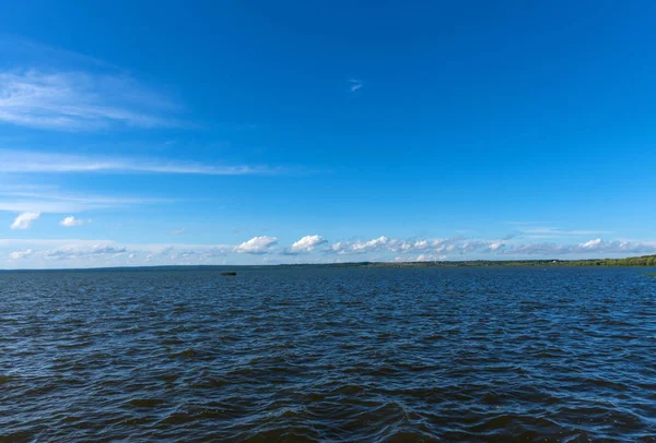 Sommar utsikt över sjön Pleshcheyevo, solig sommardag. Blå himmel. Pereslavl-Zalessky, Yaroslavl region, Ryssland. — Stockfoto