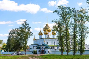 Uglich'teki Diriliş Manastırı. Rusya'nın Altın Yüzüğü. Yaz günü Voskresensky manastırı.
