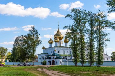 Uglich'teki Diriliş Manastırı. Rusya'nın Altın Yüzüğü. Yaz günü Voskresensky manastırı.