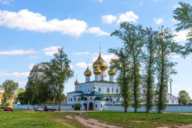Uglich'teki Diriliş Manastırı. Rusya'nın Altın Yüzüğü. Yaz günü Voskresensky manastırı.