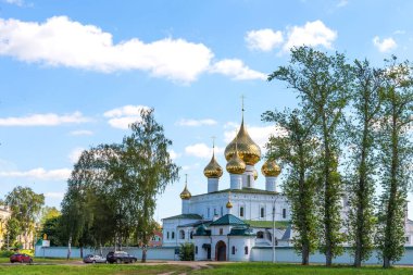 Uglich'teki Diriliş Manastırı. Rusya'nın Altın Yüzüğü. Yaz günü Voskresensky manastırı.
