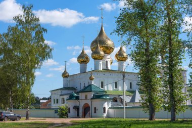 Uglich'teki Diriliş Manastırı. Rusya'nın Altın Yüzüğü. Yaz günü Voskresensky manastırı.