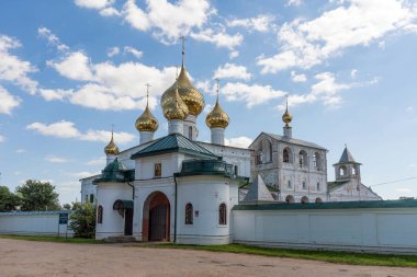 Uglich'teki Diriliş Manastırı. Rusya'nın Altın Yüzüğü. Yaz günü Voskresensky manastırı.